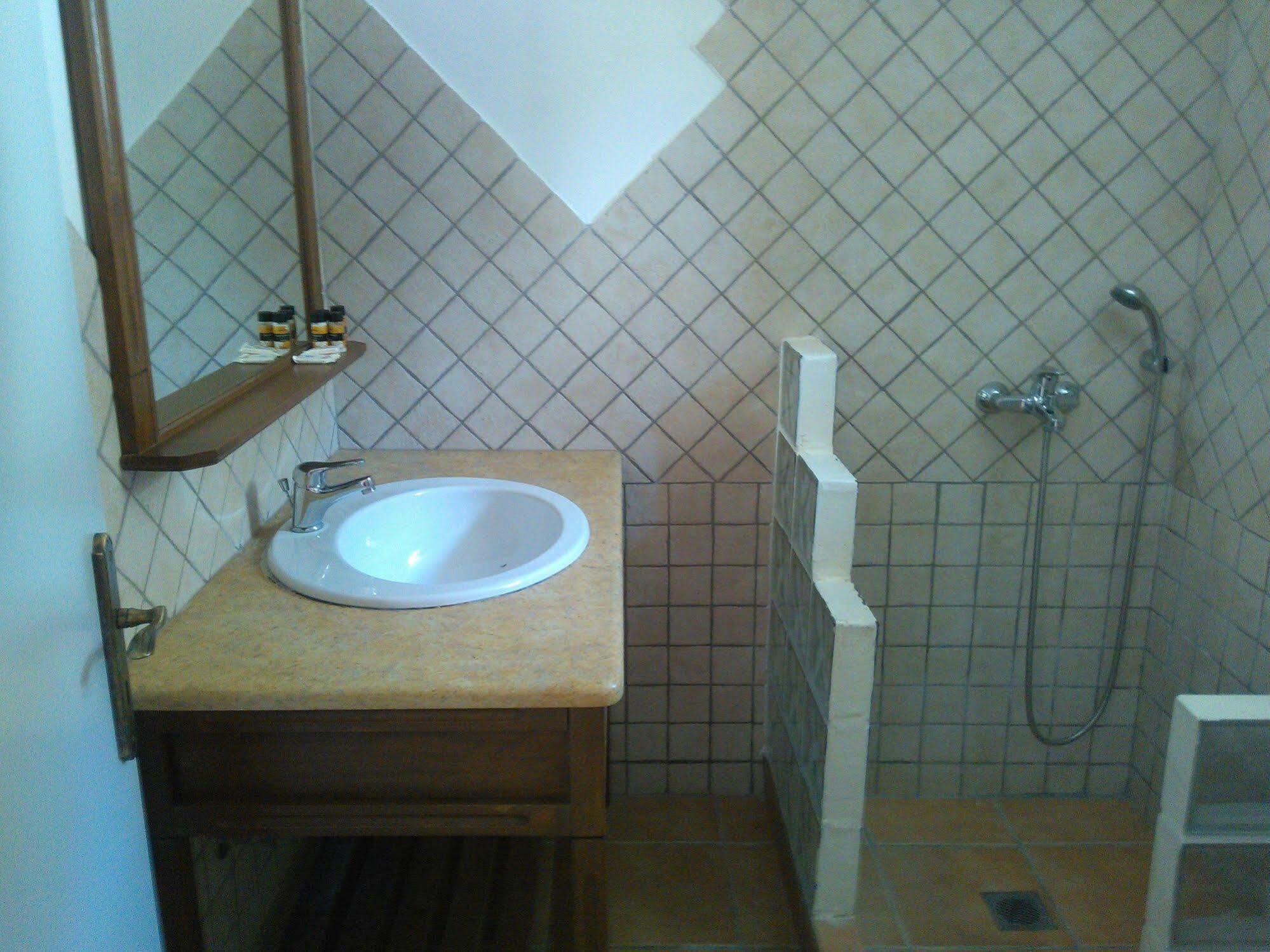 Onar Mani Suites Néon Oítilon Esterno foto